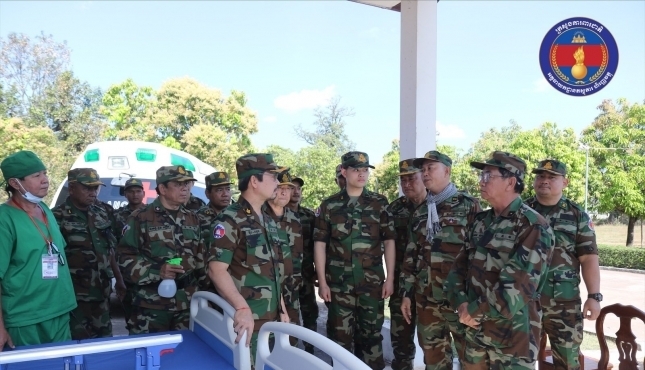 ឯកឧត្តម ម៉ឹង ពន្លក ចុះសួរសុខទុក្ខវីរៈកងទ័ព និងប្រគល់រថយន្តសង្គ្រោះ សម្ភារៈ ថវិកា ជូនមន្ទីរពេទ្យយោធាសម្តេចតេជោហ៊ុន សែន